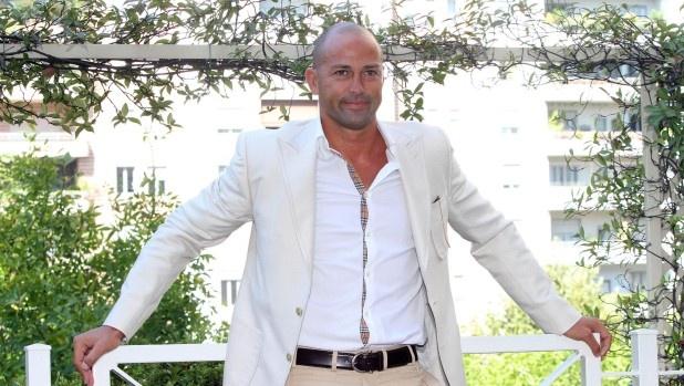 后穿着夹克, 而我则有狗 后穿着夹克, 而我则有狗