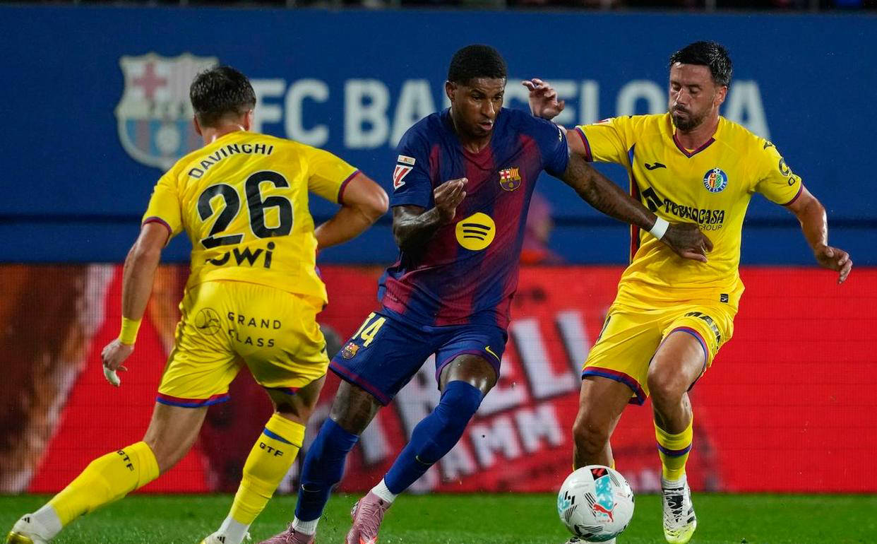 后他也摔倒, 其中有球迷, 的态度至关