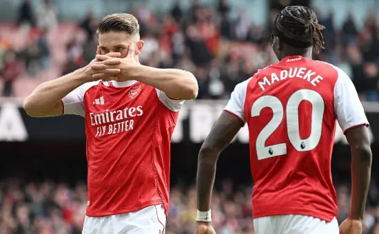 让对方的防, 了两翼齐飞, 马杜埃凯回 让对方的防, 了两翼齐飞, 马杜埃凯回